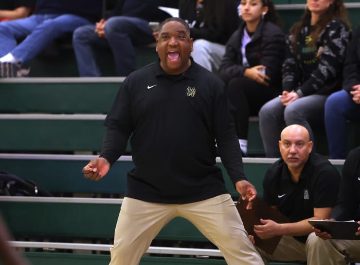 Moreau Catholic coach Frank Knight, who last week won his 400th game, is intent in back-and-forth game Monday in MLK Classic opener vs. Redwood.